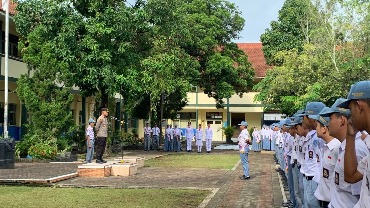 Kapolres Banjar AKBP Danny Yulianto memberikan penyuluhan hukum kepada Siswa di SMAN 1 Banjar, Senin 4 November 2024. (Cecep Herdi/Jabar Ekspres)