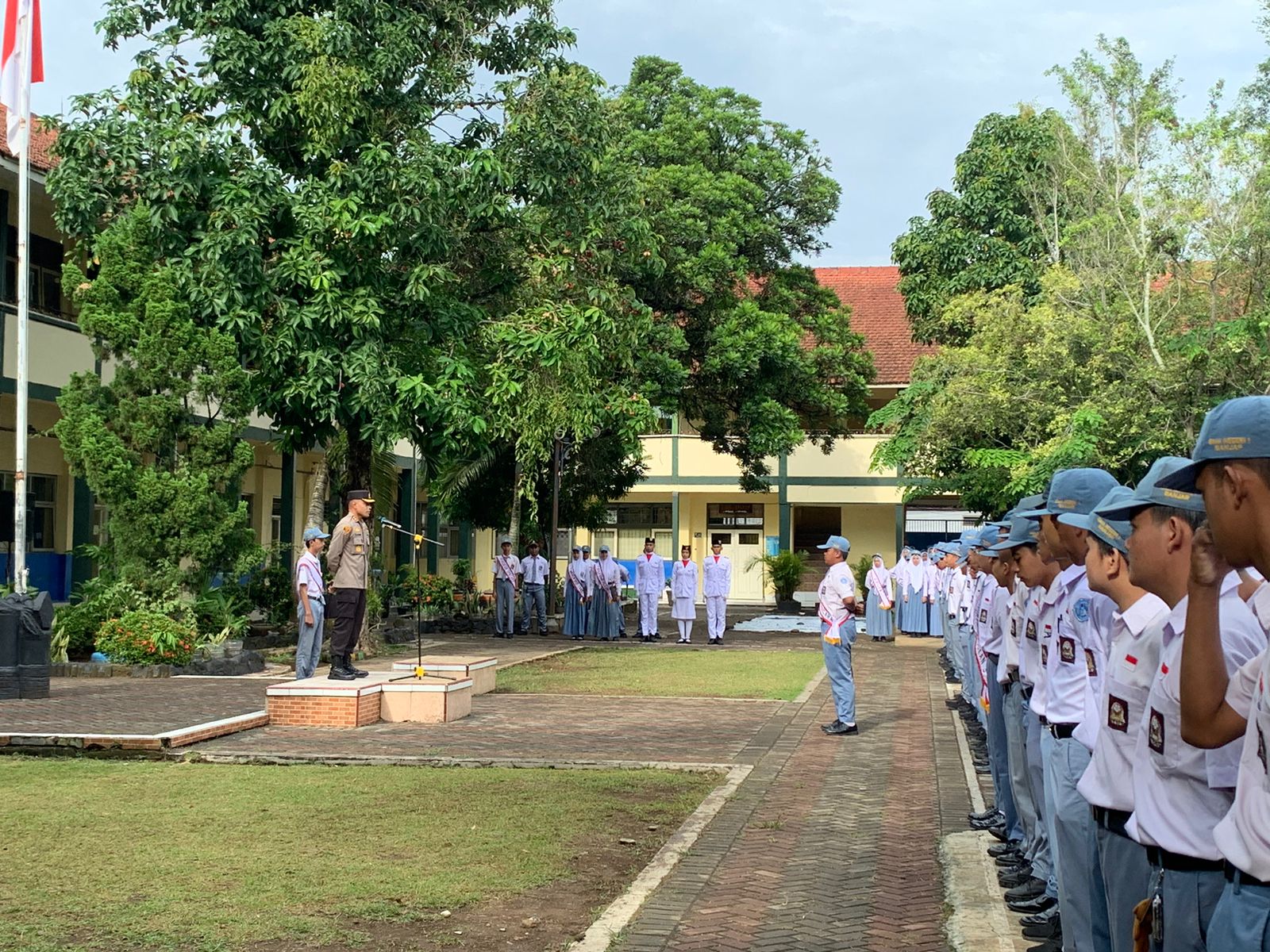 Kapolres Banjar AKBP Danny Yulianto memberikan penyuluhan hukum kepada Siswa di SMAN 1 Banjar, Senin 4 November 2024. (Cecep Herdi/Jabar Ekspres)