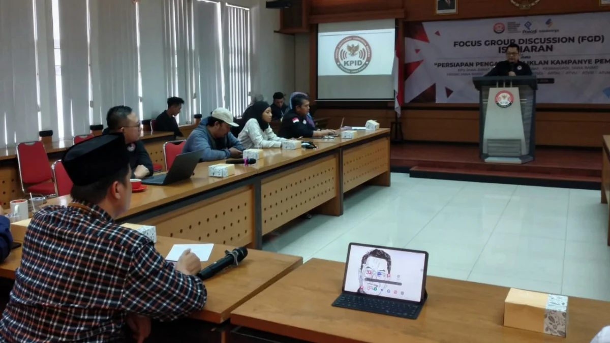 Ketua KPID Jawa Barat Adiyana Slamet saat memaparkan progres pengawasan di FGD Persiapan Pengawasan Iklan Kampanye Pemilu, Selasa (5/11).