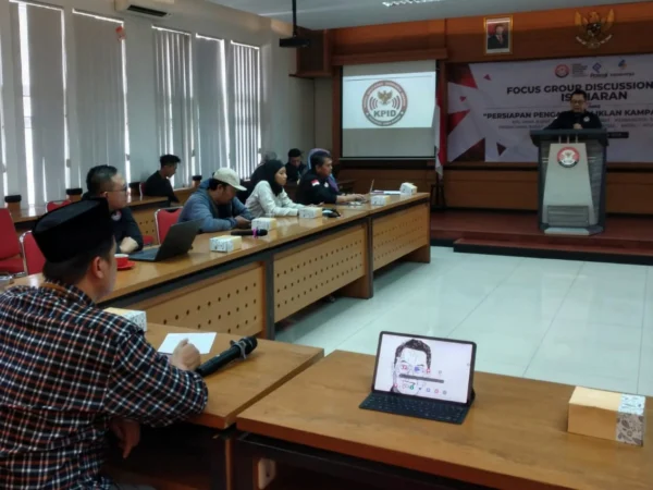 Ketua KPID Jawa Barat Adiyana Slamet saat memaparkan progres pengawasan di FGD Persiapan Pengawasan Iklan Kampanye Pemilu, Selasa (5/11).