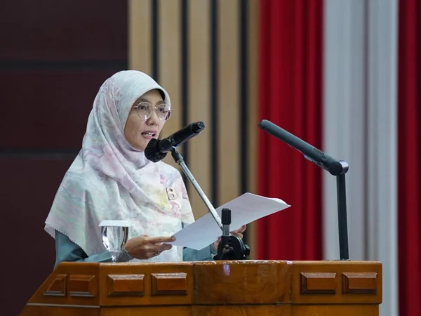 Yayan Suryana (71), tengah menyemprot tanaman di kediamannya di Perum Baloper, Desa/Kecamatan Padalarang, Bandung Barat. Selasa (5/11). Dok Jabar Ekspres