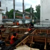 Sejumlah pekerja saat menggarap proyek pelebaran musala DPRD Jawa Barat. Sektor konstruksi yang bergeliat di triwulan III.