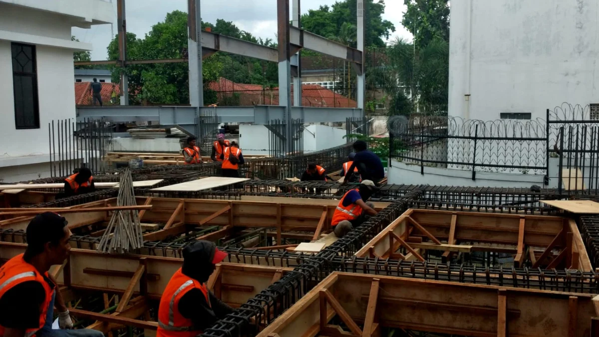 Sejumlah pekerja saat menggarap proyek pelebaran musala DPRD Jawa Barat. Sektor konstruksi yang bergeliat di triwulan III.