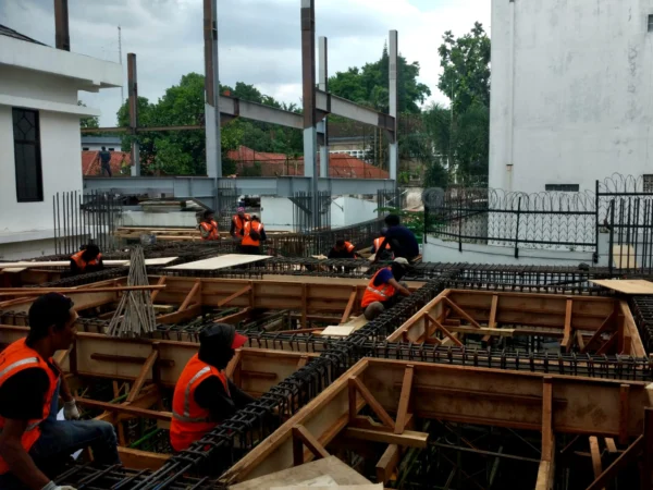 Sejumlah pekerja saat menggarap proyek pelebaran musala DPRD Jawa Barat. Sektor konstruksi yang bergeliat di triwulan III.