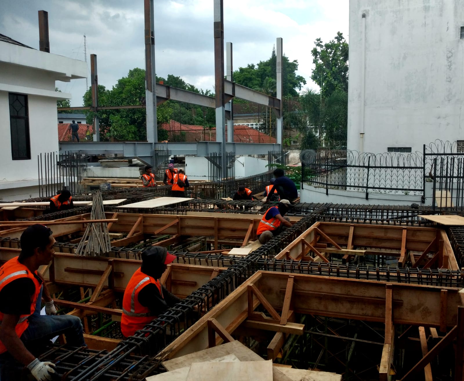 Sejumlah pekerja saat menggarap proyek pelebaran musala DPRD Jawa Barat. Sektor konstruksi yang bergeliat di triwulan III.