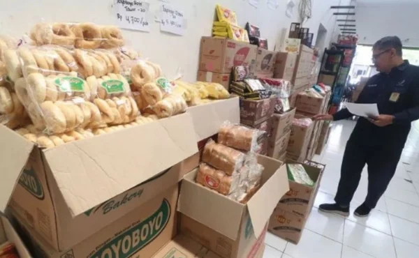 BPOM Jawa Timur menyidak produk makanan berbahaya dari China Latiao di toko grosir makanan ringan, Kota Kediri, Jawa Timur, Senin (4/11/2024). (foto/ANTARA)