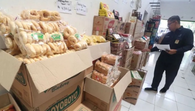 BPOM Jawa Timur menyidak produk makanan berbahaya dari China Latiao di toko grosir makanan ringan, Kota Kediri, Jawa Timur, Senin (4/11/2024). (foto/ANTARA)