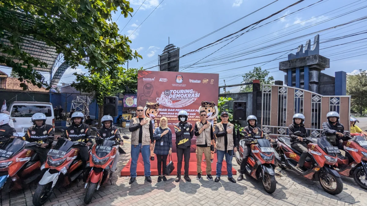 Tim Turing Demokrasi KPU Provinsi Jabar berfoto bersama para komisioner KPU Kota Banjar di SMAN 1 Banjar sebelum melanjutkan perjalanan turing ke Kabupaten Kuningan Jawa Barat, Selasa 5 November 2024. (Cecep Herdi/Jabar Ekspres)