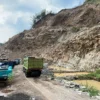 Praktik penambangan ilegal batu dan pasir tanpa izin di Gunung Sungapan yang berada di Jalan Raya Soreang-Ciwidey, Kecamatan Soreang, Kabupaten Bandung. Foto Agi