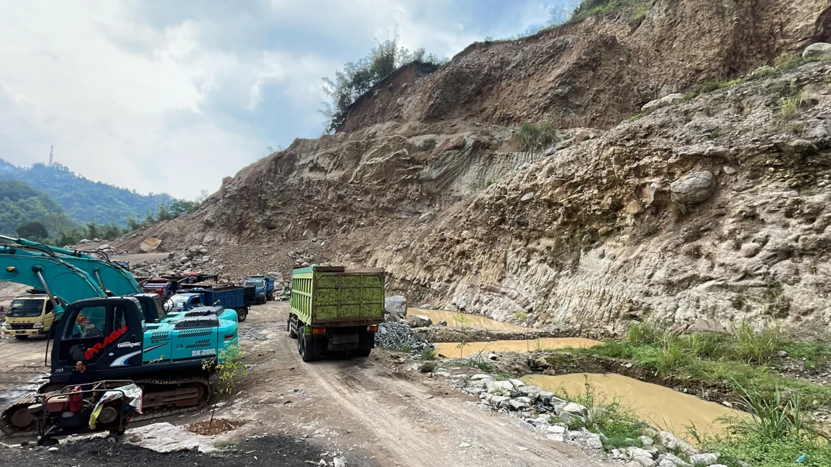 Praktik penambangan ilegal batu dan pasir tanpa izin di Gunung Sungapan yang berada di Jalan Raya Soreang-Ciwidey, Kecamatan Soreang, Kabupaten Bandung. Foto Agi