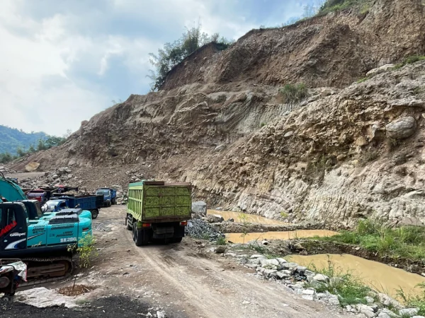 Praktik penambangan ilegal batu dan pasir tanpa izin di Gunung Sungapan yang berada di Jalan Raya Soreang-Ciwidey, Kecamatan Soreang, Kabupaten Bandung. Foto Agi