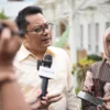 Ketua KPID Jawa Barat Adiyana Slamet saat menjabarkan hasil riset terbarunya.