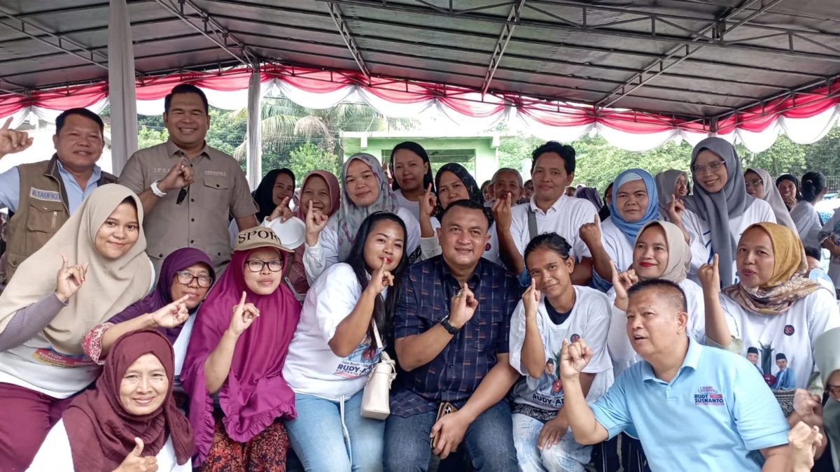 Calon Bupati Bogor Rudy Susmanto saat foto bersama warga Cimandala. Foto : Sandika Fadilah /Jabarekspres.com