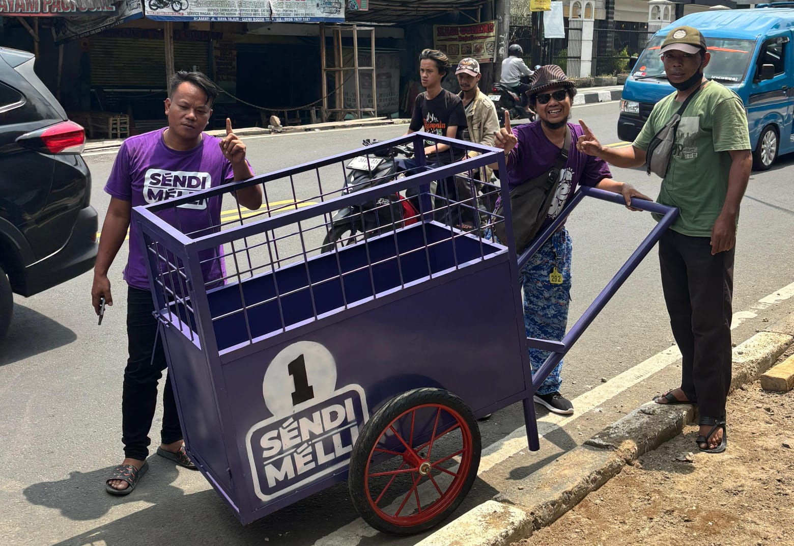 Perwakilan Tim Pemenangan pasangan calon Wali Kota dan Wakil Wali Kota Bogor, Sendi-Melli saat simbolisasi penyerahan bantuan Gerobak Sampah di sejumlah wilayah Kota Bogor. (Yudha Prananda / Jabar Ekspres)