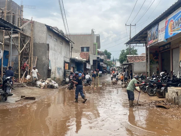 Warga Kampung Blok Desa, Desa Banjaran Wetan, Kecamatan Banjaran saat membersihkan beberap material lumpur akibat banjir. Foto Agi