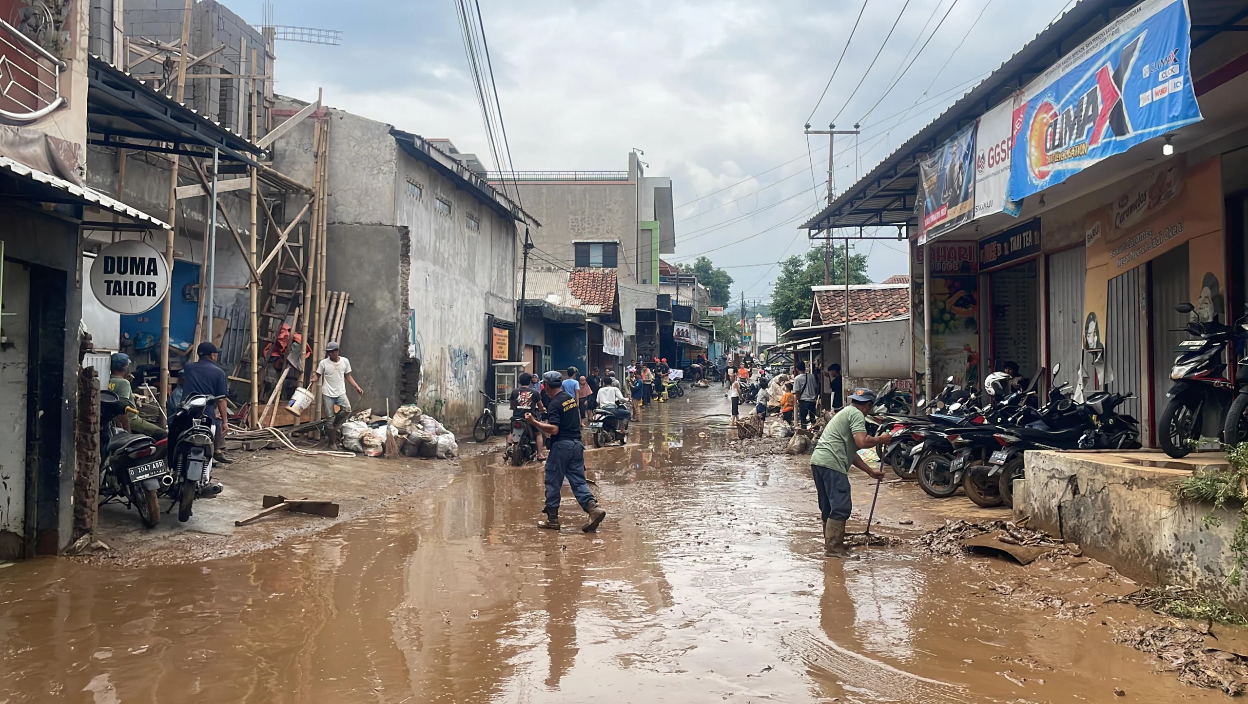 Warga Kampung Blok Desa, Desa Banjaran Wetan, Kecamatan Banjaran saat membersihkan beberap material lumpur akibat banjir. Foto Agi