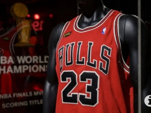 Jersey Michael Jordan terjual Rp73 Miliar. (foto/ANTARA)