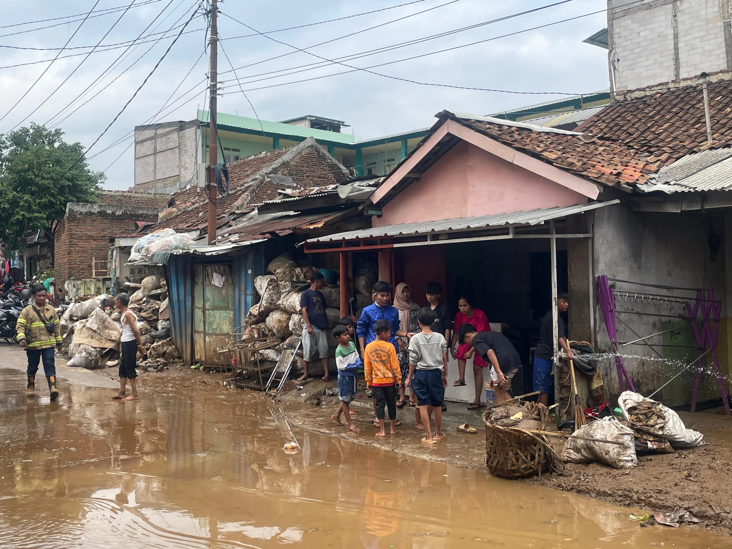 Dok. Salah satu wilayah di Kabupaten Bandung usai diterjang banjir, Selasa, (5/11) malam kemarin. Foto. Agi Jabar Ekspres.