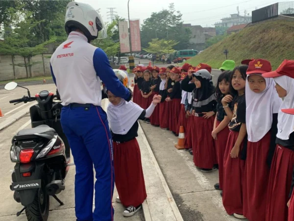 Peran Penting Orang Tua dalam Menjaga Keselamatan Anak Berkendara Saat ke Sekolah