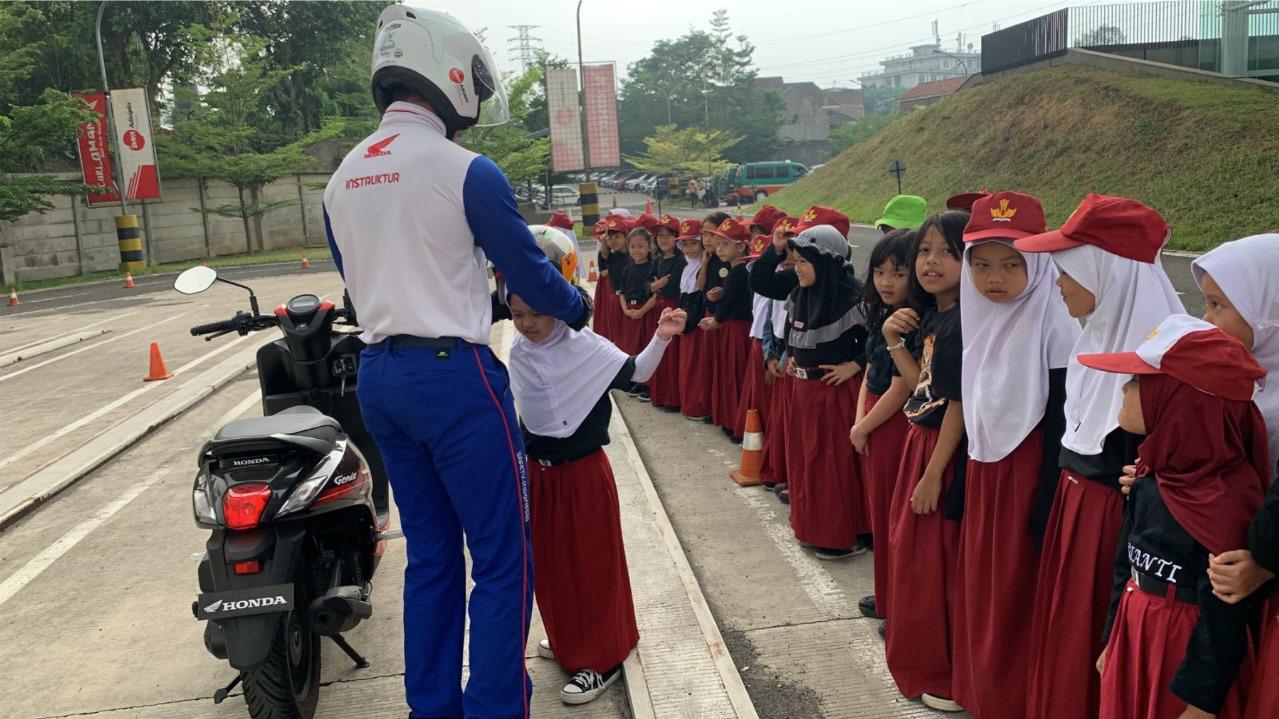 Peran Penting Orang Tua dalam Menjaga Keselamatan Anak Berkendara Saat ke Sekolah