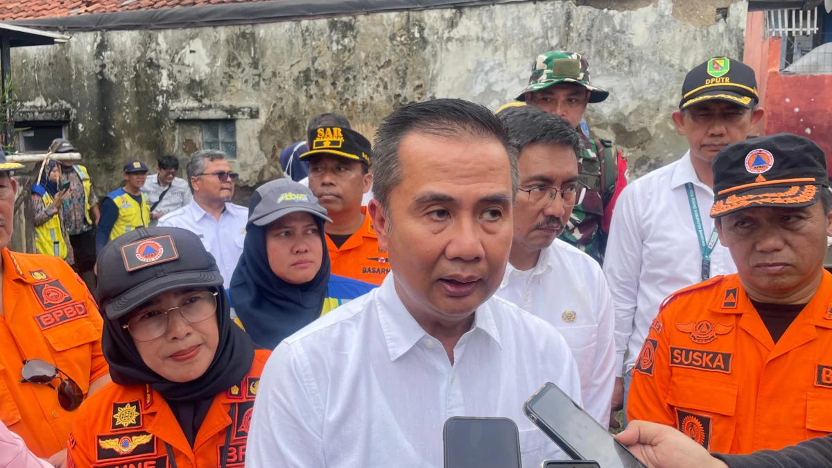 Penjabat (Pj) Gubernur Jawa Barat, Bey Machmudin meninjau lokasi terdampak banjir Banjaran Wetan, Kecamatan Banjaran, Kabupaten Bandung pada Rabu (6/11/2024). Foto Agi