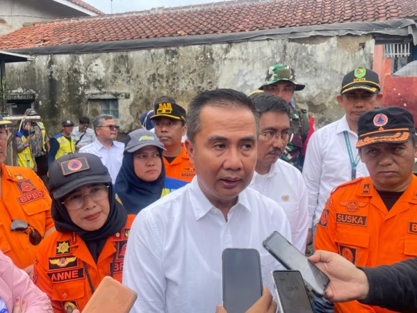 Penjabat (Pj) Gubernur Jawa Barat, Bey Machmudin meninjau lokasi terdampak banjir Banjaran Wetan, Kecamatan Banjaran, Kabupaten Bandung pada Rabu (6/11/2024). Foto Agi