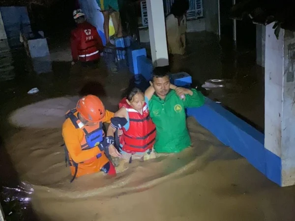 Tim Basarnas Kantor SAR Bandung saat proses evakuasi warga di Kampung Muara, Desa Banjaran Wetan, Kecamatan Banjaran, Kabupaten Bandung yang terdampak musibah banjir besar.