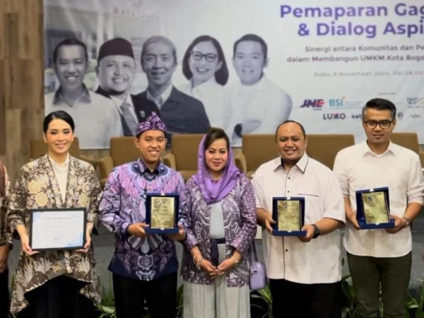 Pasangan calon Wali Kota dan Wakil Wali Kota Bogor, Sendi Fardiansyah dan Melli Darsa kompak mengenakan busana ungu. (Yudha Prananda / Jabar Ekspres)