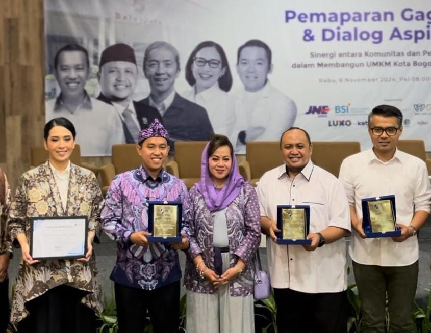 Pasangan calon Wali Kota dan Wakil Wali Kota Bogor, Sendi Fardiansyah dan Melli Darsa kompak mengenakan busana ungu. (Yudha Prananda / Jabar Ekspres)