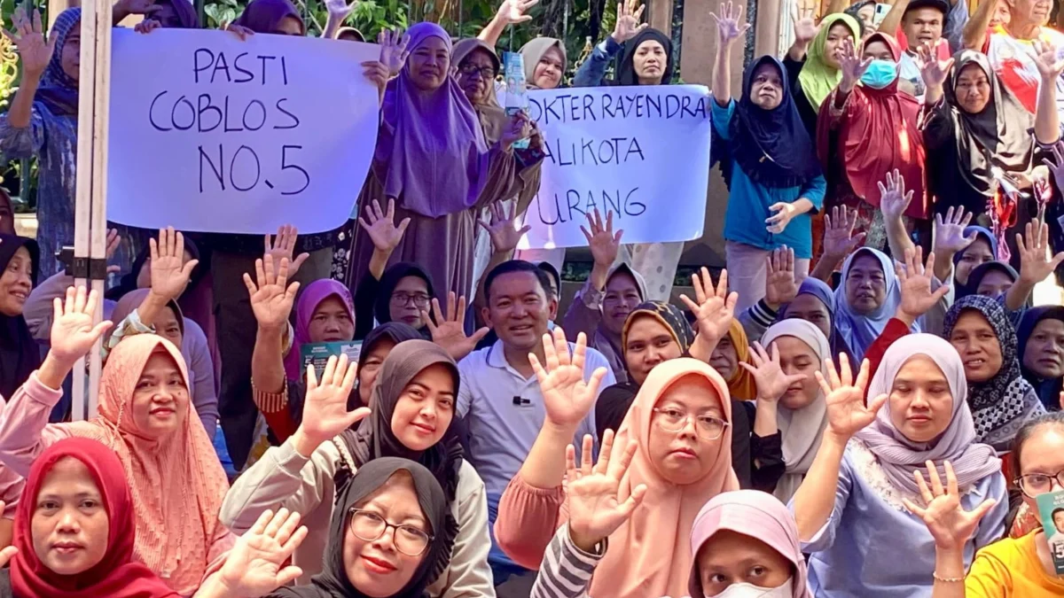 Calon Wali Kota Bogor, Nomor Urut 5, Dokter Reyendra saat bersama warga Kelurahan Sindangrasa. (Foto: Istimewa)