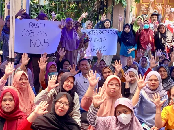 Calon Wali Kota Bogor, Nomor Urut 5, Dokter Reyendra saat bersama warga Kelurahan Sindangrasa. (Foto: Istimewa)