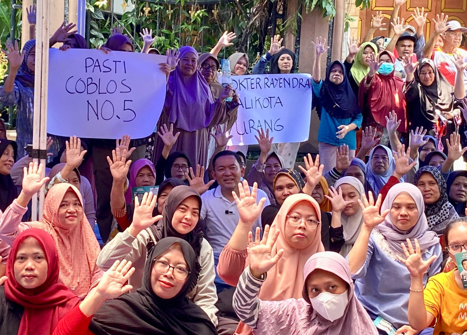 Calon Wali Kota Bogor, Nomor Urut 5, Dokter Reyendra saat bersama warga Kelurahan Sindangrasa. (Foto: Istimewa)