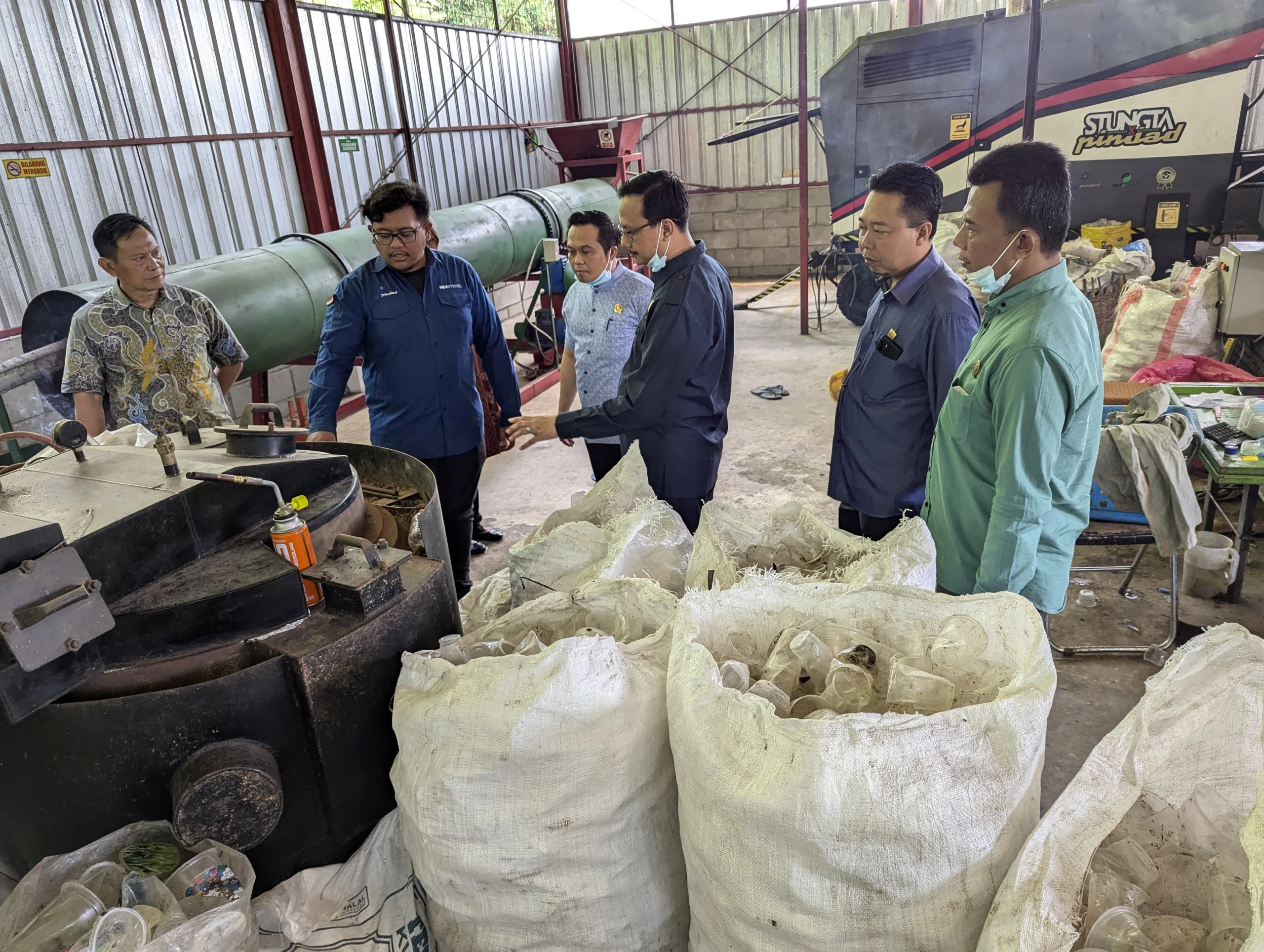 Komisi lll DPRD Banjar saat mengecek pengolahan sampah bertekhnologi modern di Kawasan Kamisama di wilayah Purwaharja Kota Banjar Jawa Barat, Kamis 7 November 2024. (Cecep Herdi/Jabar Ekspres)