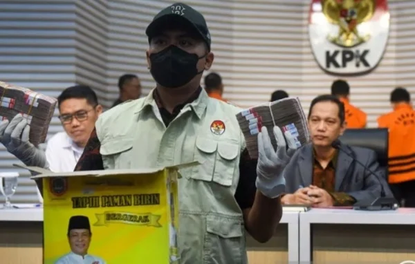 Petugas menunjukan barang bukti uang dan kardus bergambar Sahbirin Noor. (Foto/ANTARA)