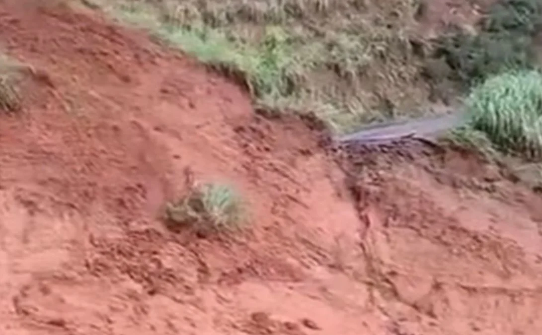 Akses penghubung desa di Kecamatan Gununghalu, Bandung Barat putus tergerus longsor. Dok tangkapan layar video warga