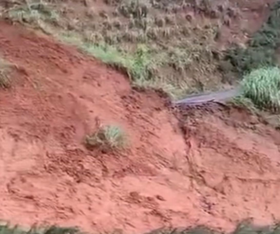 Akses penghubung desa di Kecamatan Gununghalu, Bandung Barat putus tergerus longsor. Dok tangkapan layar video warga