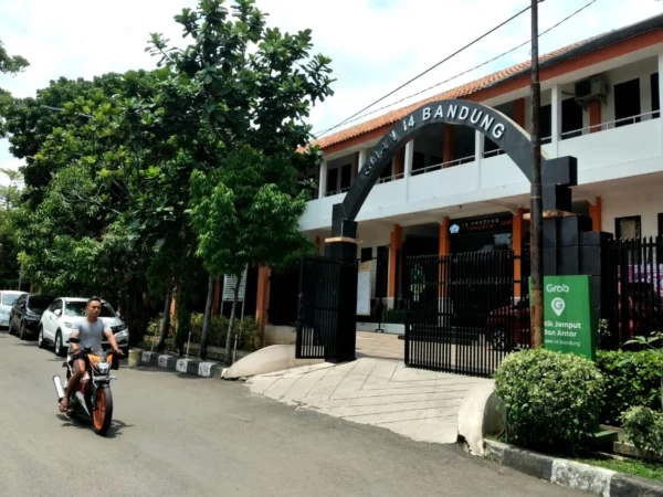 SMAN 14 Bandung yang berdiri di tanah milik TNI AD