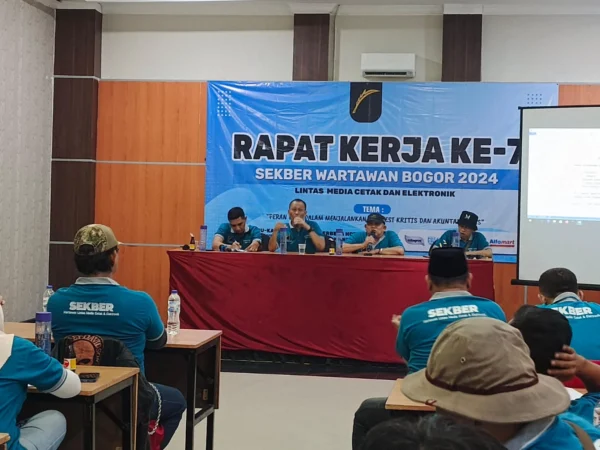 HRM Danang Danoroso (Kedua Kanan) dalam pidato perdananya usai terpilih menjadi Ketua Umum Sekber Wartawan Bogor Raya, Kamis (7/11). (Yudha Prananda / Jabar Ekspres)