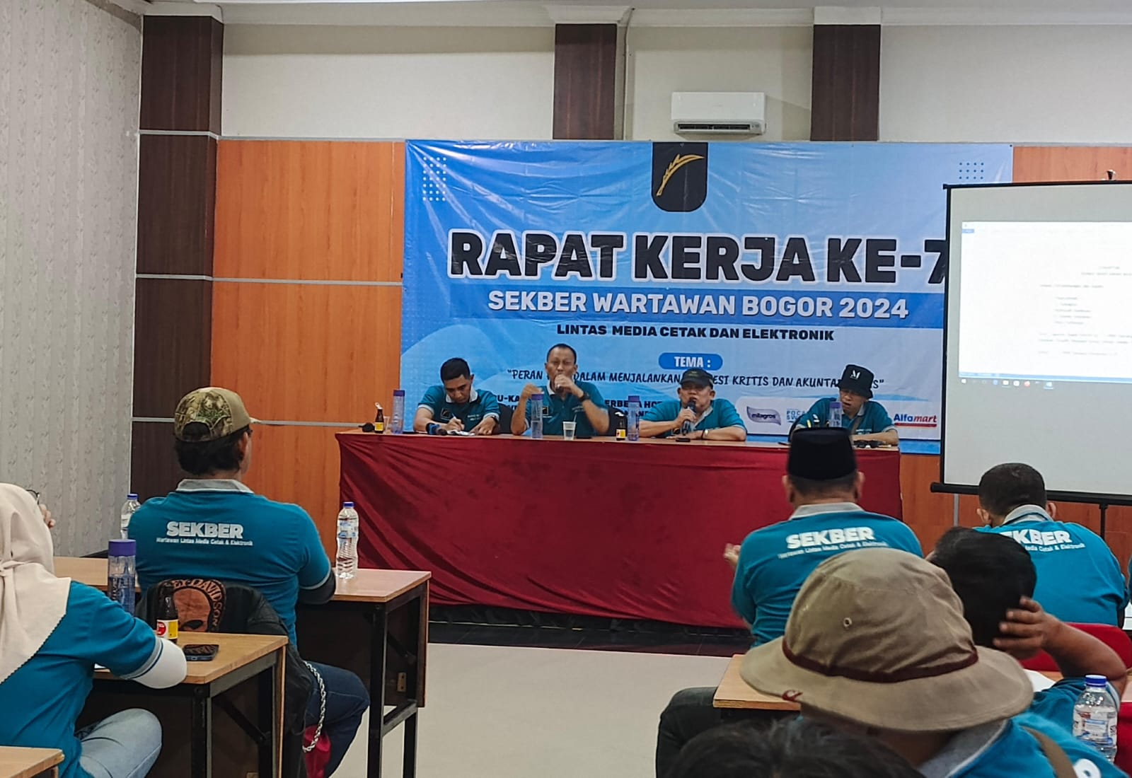 HRM Danang Danoroso (Kedua Kanan) dalam pidato perdananya usai terpilih menjadi Ketua Umum Sekber Wartawan Bogor Raya, Kamis (7/11). (Yudha Prananda / Jabar Ekspres)