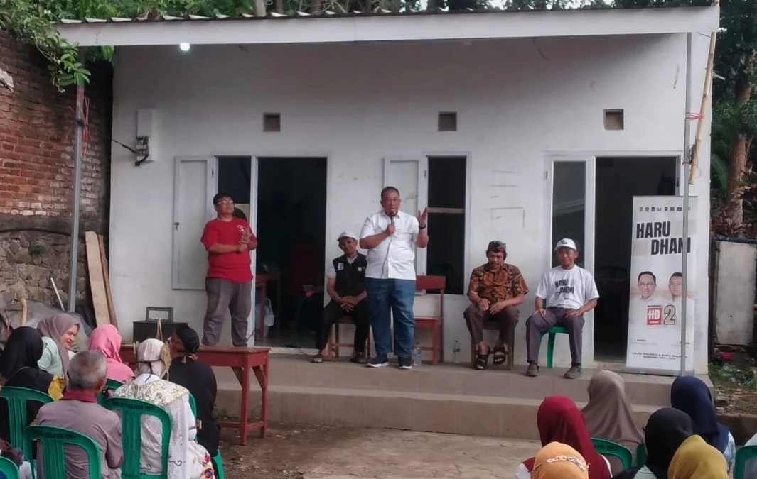 Cawalkot Haru Suandharu saat berdialog dengan warga Pasir Impun, Kamis (7/11).