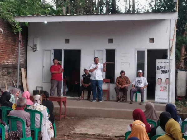 Cawalkot Haru Suandharu saat berdialog dengan warga Pasir Impun, Kamis (7/11).