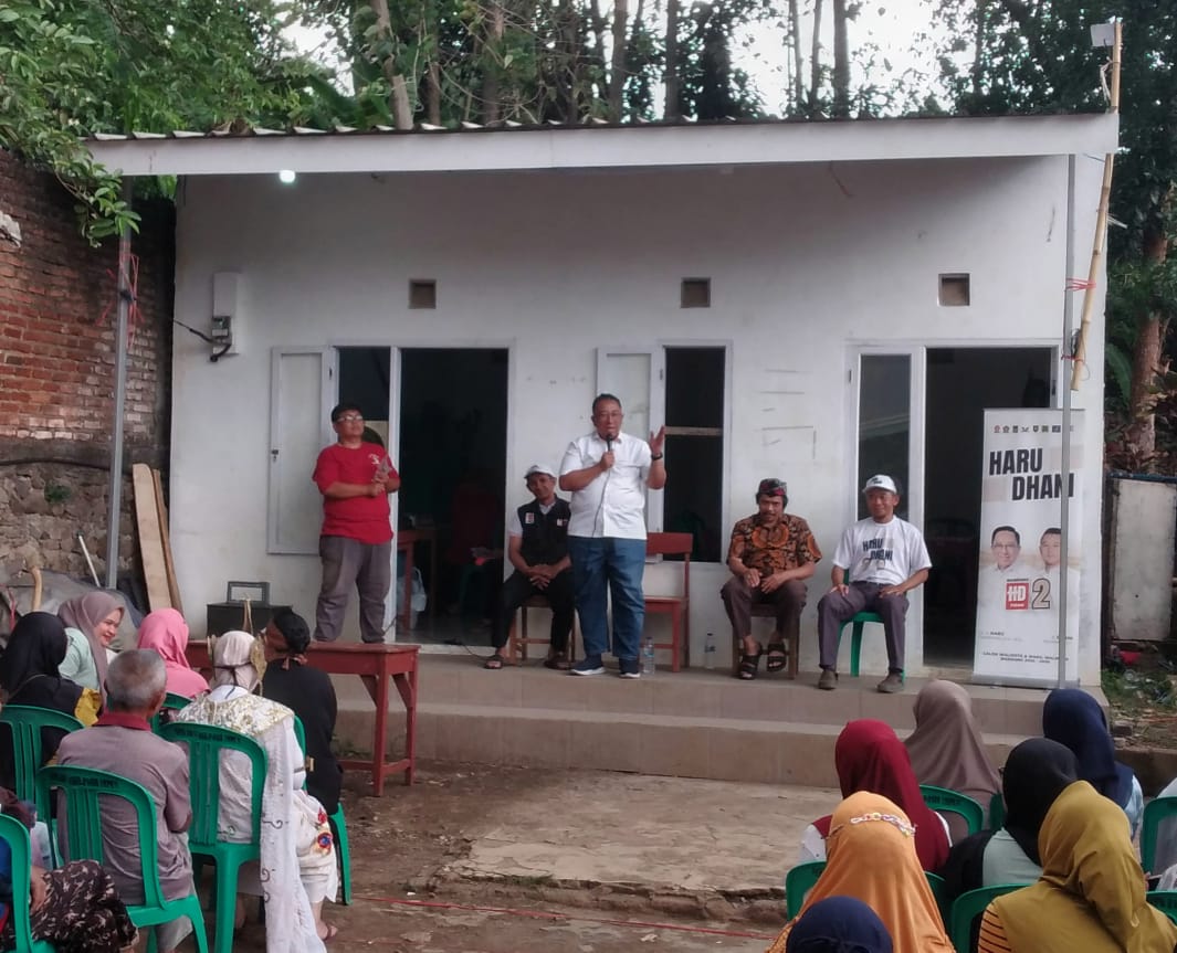 Cawalkot Haru Suandharu saat berdialog dengan warga Pasir Impun, Kamis (7/11).