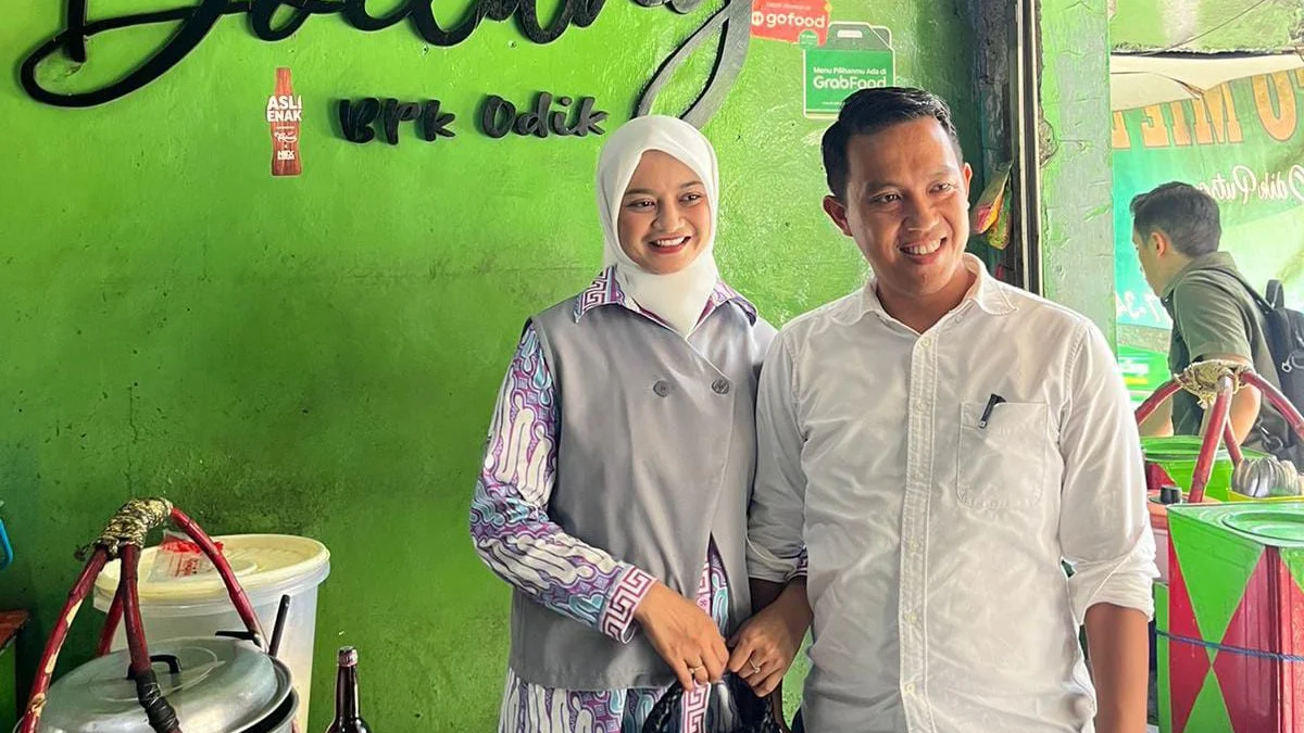 Calon Wali Kota Bogor, Nomor Urut 1, Sendi Fardiansyah bersama istrinya Chaloda Zulfia saat menikmati kuliner Doclang khas Kota Bogor. (Yudha Prananda / Jabar Ekspres)