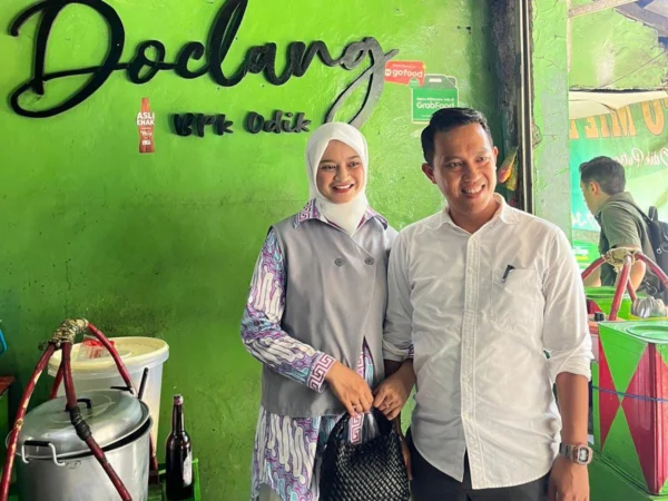 Calon Wali Kota Bogor, Nomor Urut 1, Sendi Fardiansyah bersama istrinya Chaloda Zulfia saat menikmati kuliner Doclang khas Kota Bogor. (Yudha Prananda / Jabar Ekspres)