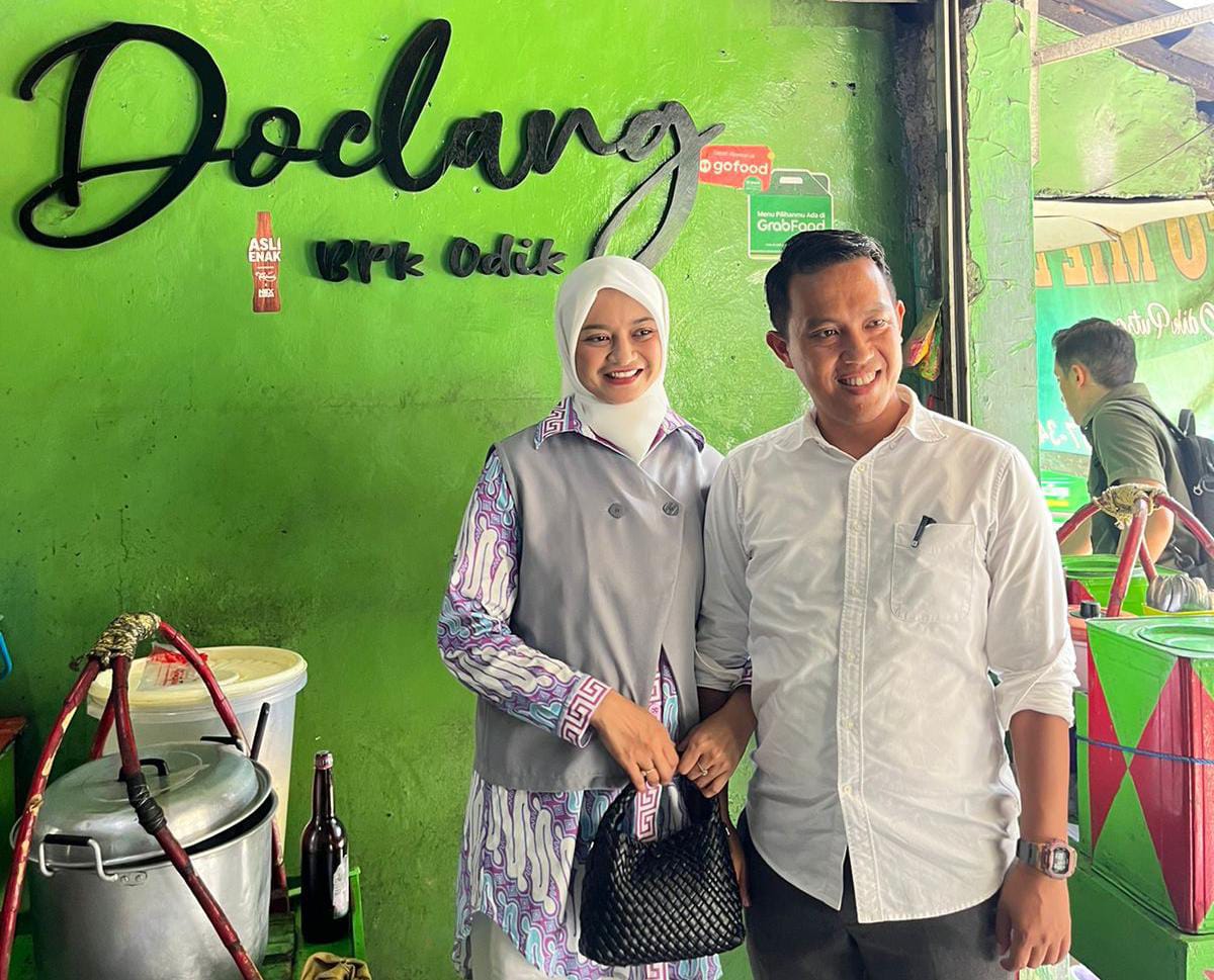 Calon Wali Kota Bogor, Nomor Urut 1, Sendi Fardiansyah bersama istrinya Chaloda Zulfia saat menikmati kuliner Doclang khas Kota Bogor. (Yudha Prananda / Jabar Ekspres)