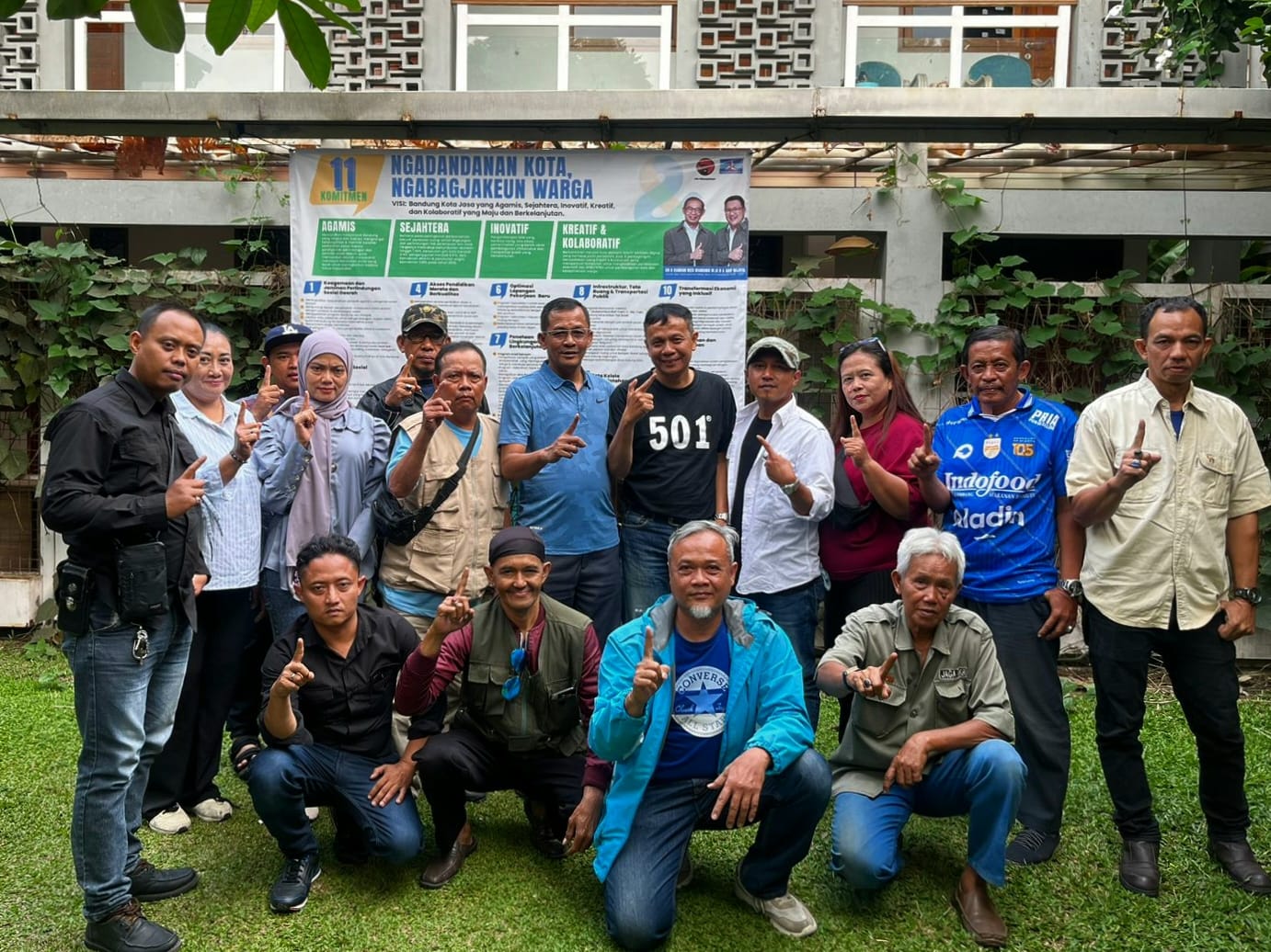 Perwakilan Komunitas Biru saat di markas pemenangan Dandan-Arif, Jalan Aria Jipang, Kamis (7/11)