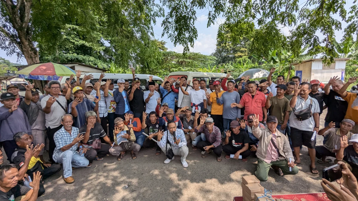 Para sopir angkot berfoto bersama Paslon Badami dan timnya di area Terminal angkota Kota Banjar, Jumat 8 November 2024. (Cecep Herdi/Jabar Ekspres)