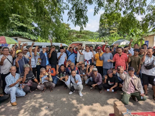 Para sopir angkot berfoto bersama Paslon Badami dan timnya di area Terminal angkota Kota Banjar, Jumat 8 November 2024. (Cecep Herdi/Jabar Ekspres)