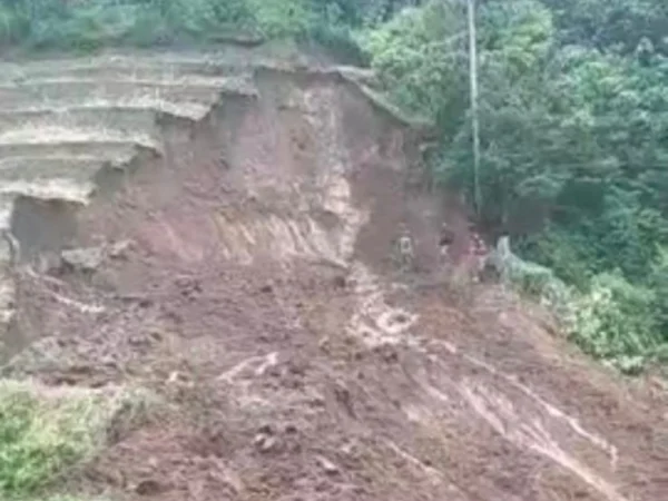 Akses utama warga Kampung Cipiring, Desa Cicadas, Kecamatan Rongga, Bandung Barat tergerus longsor. Dok Warga Kecamatan Rongga.