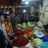 Ketua Komisi II DPRD Kota Bogor, Abdul Kadir Hasbi Alatas bersama Pj Wali Kota Bogor, Hery Antasari bersama jajaran saat melakukan sidak ke Pasar Kebon Kembang, Jumat (8/11). (Yudha Prananda / Jabar Ekspres)